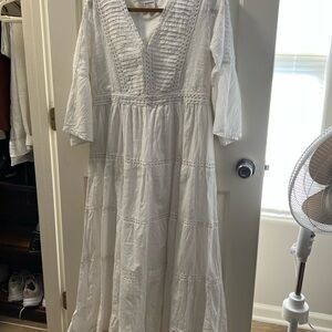 Elegant White V-Neck Maxi Dress